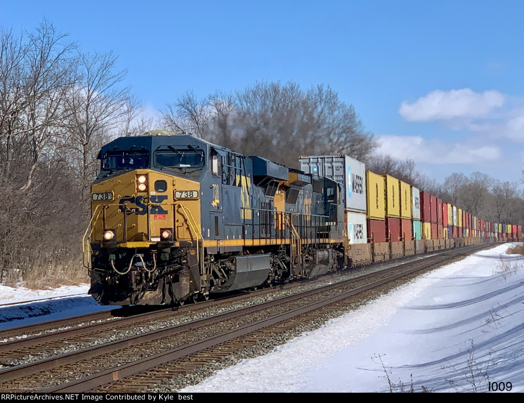 CSX 738 on I009